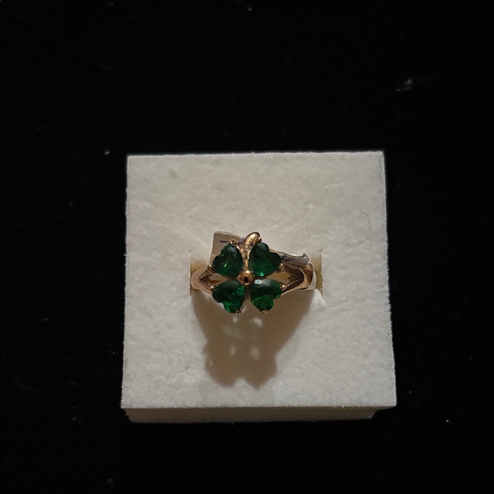 Elegant Gold and Green Clover Ring size 7